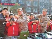 山东省济宁市任城区人武部深入霍家街小学，扎实开展国防教育活动。