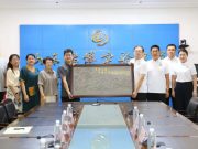心系母校 共襄发展丨淄博实验中学2002级5班校友为学校捐赠砖雕纪念品
