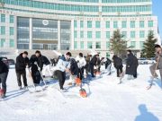 山东外事职业大学校领导带领全体辅导员扫雪除冰共筑安全防线